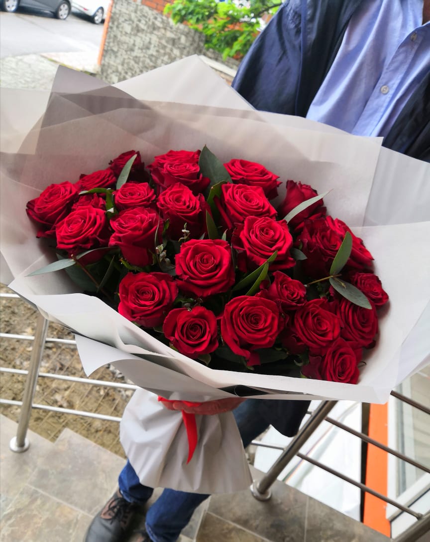 Arrangement of David Austin garden roses in a hat box