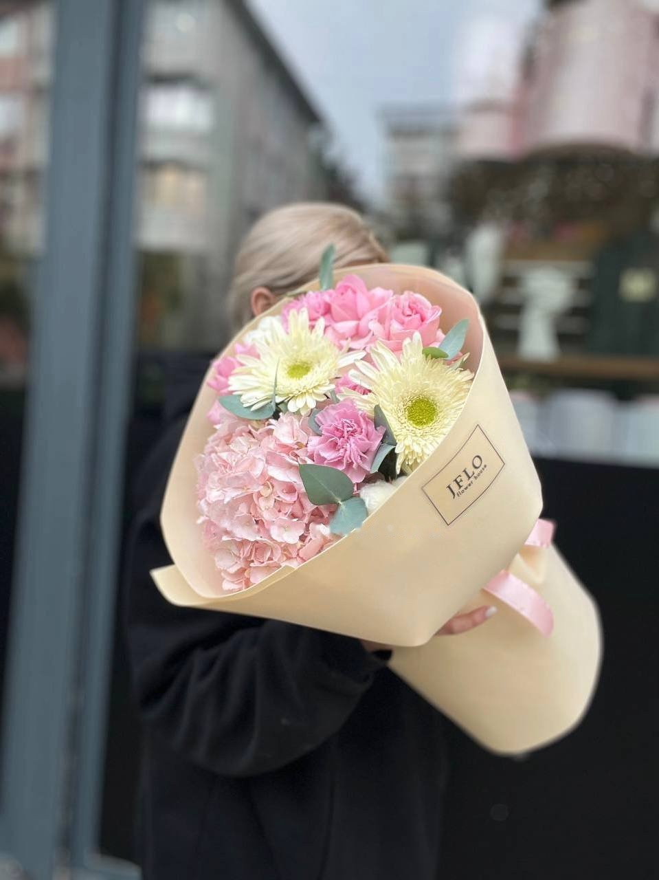 Bouquet of large Ecuadorian roses in kraft paper box