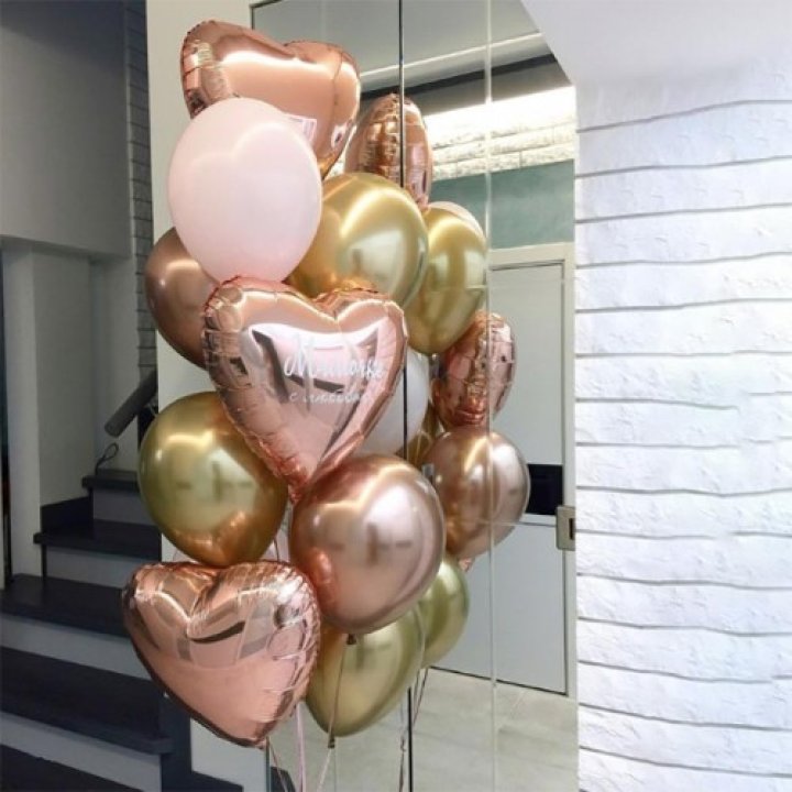 Bouquet with macarons and a cake box, Dubai birthday