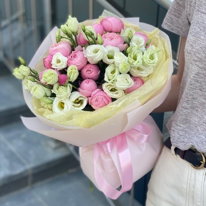 Spray Rose and Lisianthus Bouquet in Antwerp