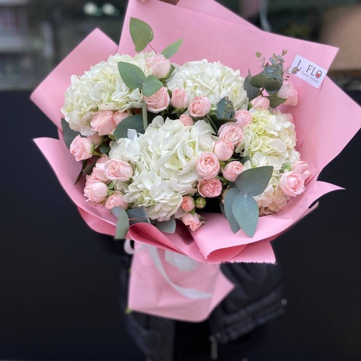 Bouquet of Hydrangeas and Bombastic Roses in Antwerp