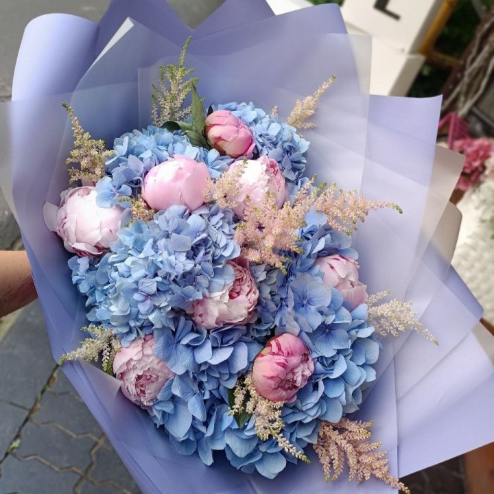 Designer Bouquet with Hydrangea No. 3 in Chisinau