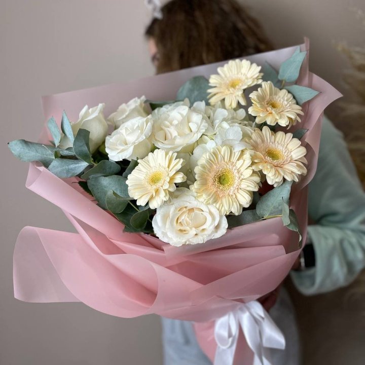 Bouquet of Roses, Hydrangea, and Gerberas in Dubai