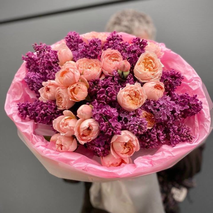 Duotone Bouquet of Spray Roses and Lilac in Rio de Janeiro