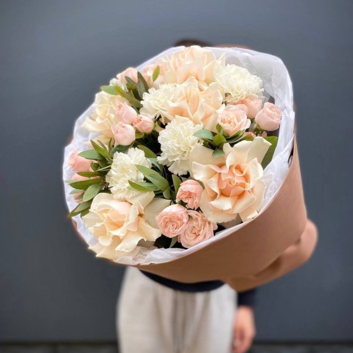 Cream roses built as a round gift bouquet and as a low arrangement in a workshop in Dubai