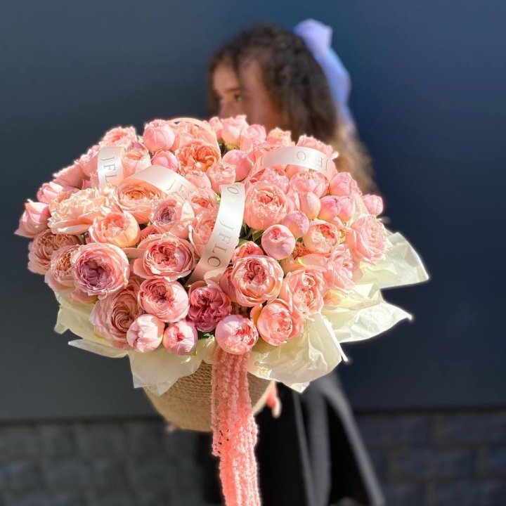 Juliet Bush Roses in a Jute Basket in Shanghai