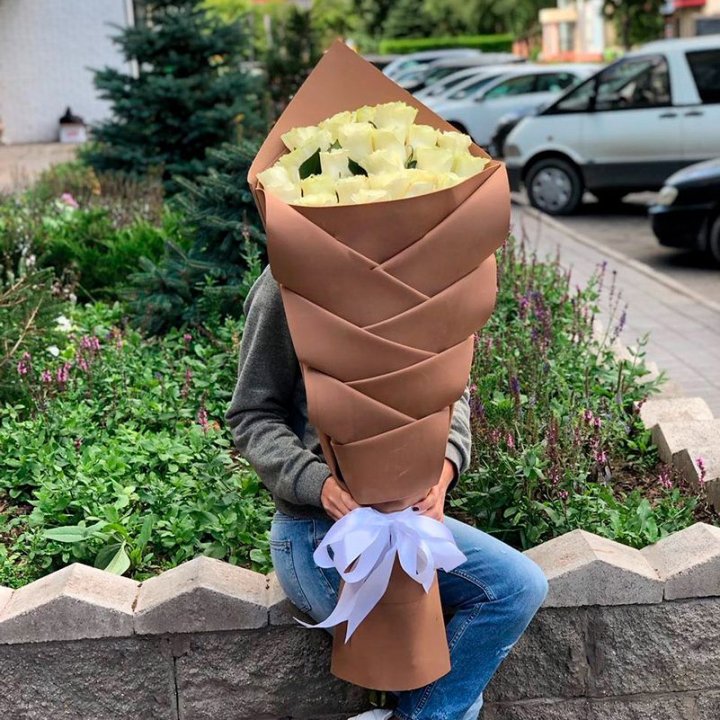 Голландские розы белые "Рыбка" с доставкой в Дохе