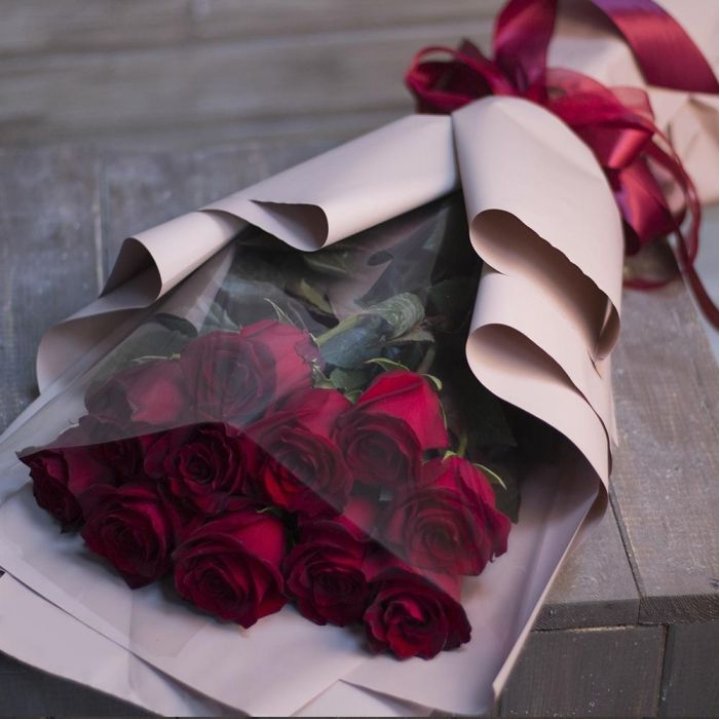 11 Dutch Roses in Wrap in Geneva