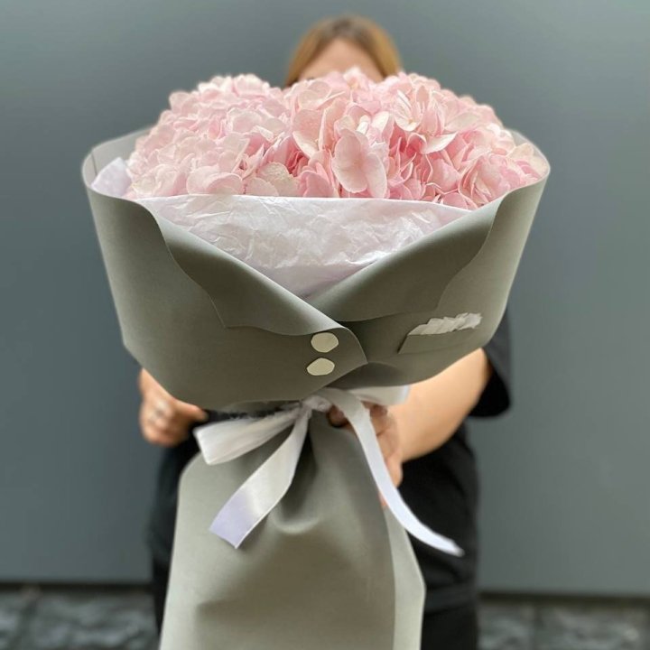 Jacket-Style Bouquet of 5 Hydrangeas in London