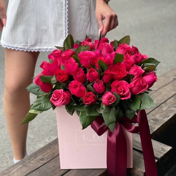 55 Scarlet Roses in a Cube in Mexico City