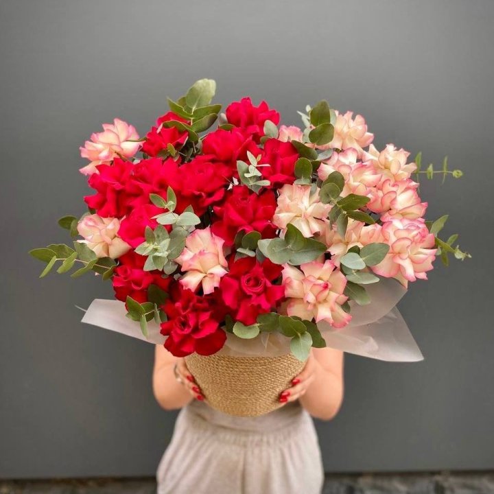 25 French Roses in a Jute Pot in Shanghai