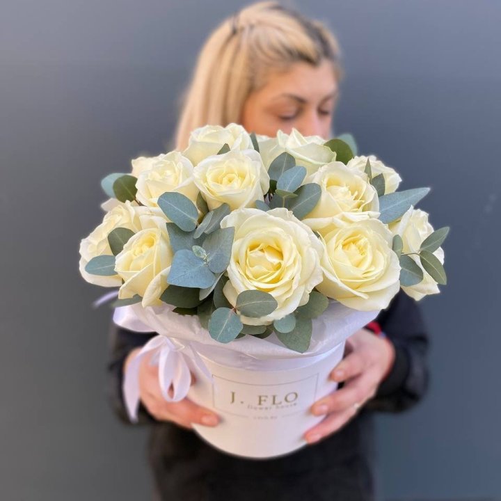 15 White Roses in a Box in Antwerp