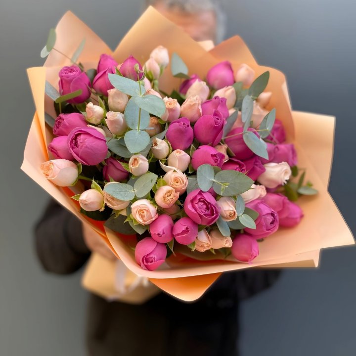Tenderness Bush Rose Bouquet in Rotterdam