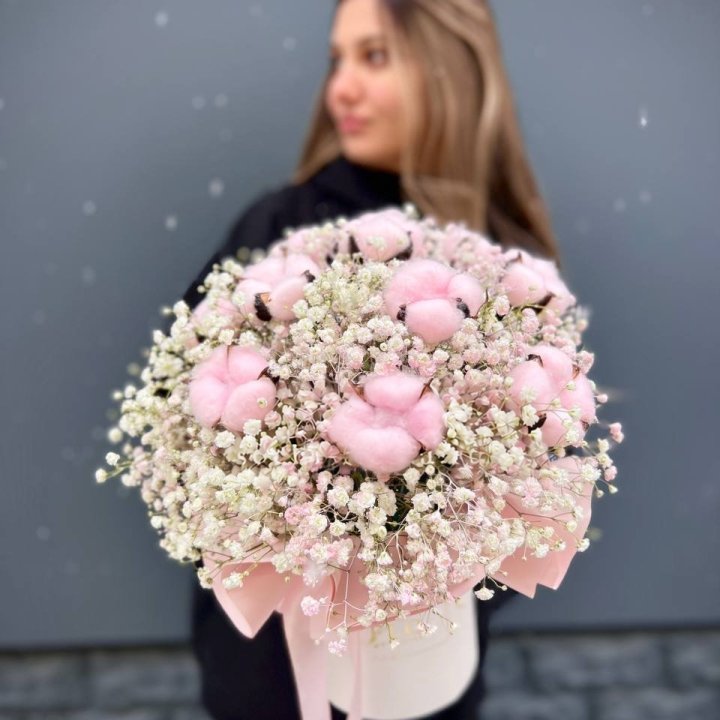 Gypsophila with Cotton in a Hat Box in Dubai