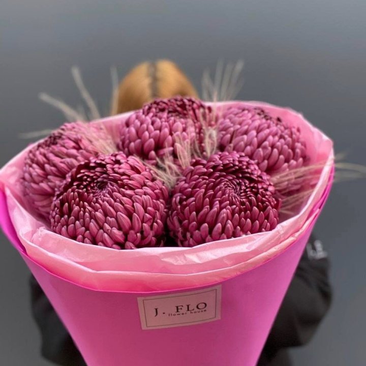 Bigudi Chrysanthemums with Stipa in Dubai
