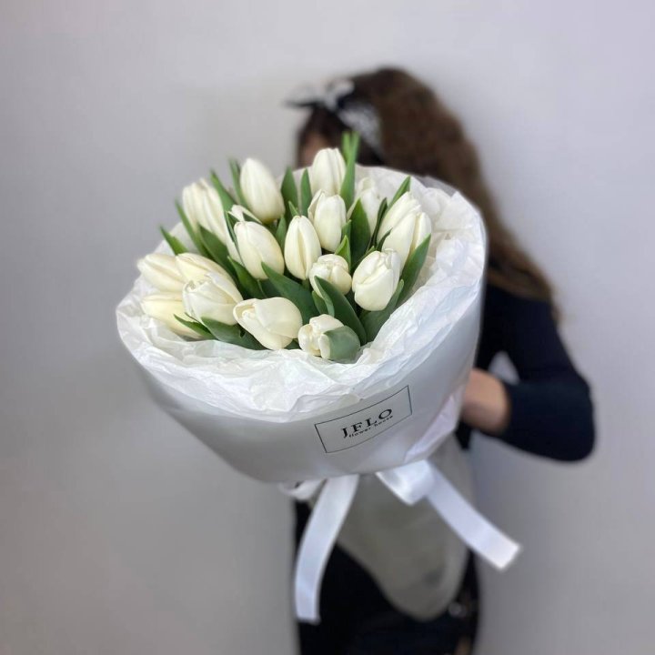 19 White Airy Tulips in Nicosia