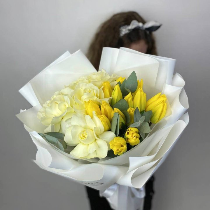 Duo Yellow Tulips and Roses in Nicosia