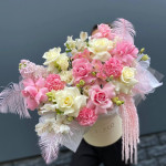 FLOWERS IN BOXES in Dubai with delivery at the lowest prices