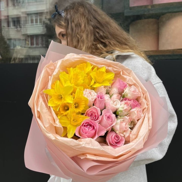 Bouquet of Roses and Daffodils in Dubai