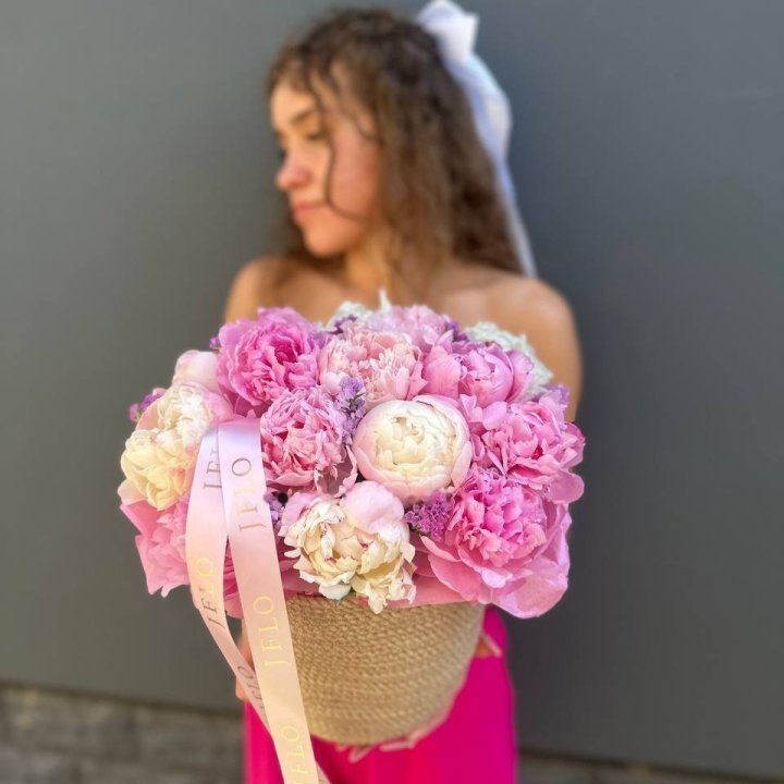 15 Peonies in a Jute Pot in Tashkent
