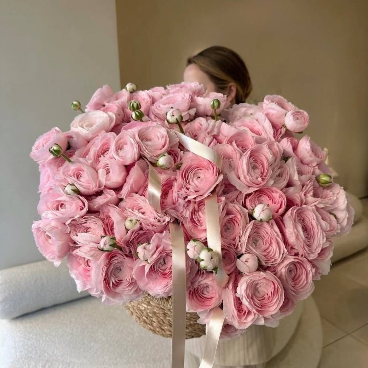 101 Ranunculus in Jute in Antwerp