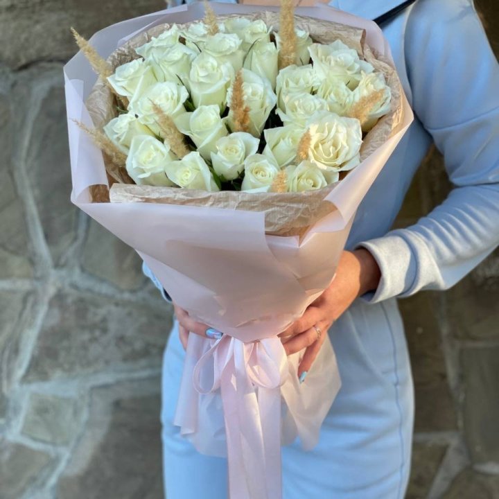 25 White Roses with Dried Flowers in Dubai