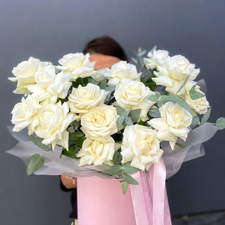 17 French White Roses in a Box in Antwerp