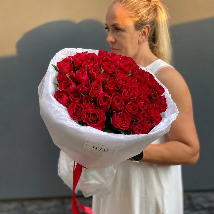 51 роза мадам ред в нежном оформлении с доставкой в Дохе