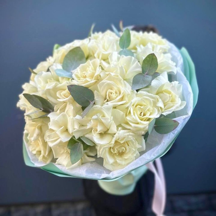 25 White French Roses 