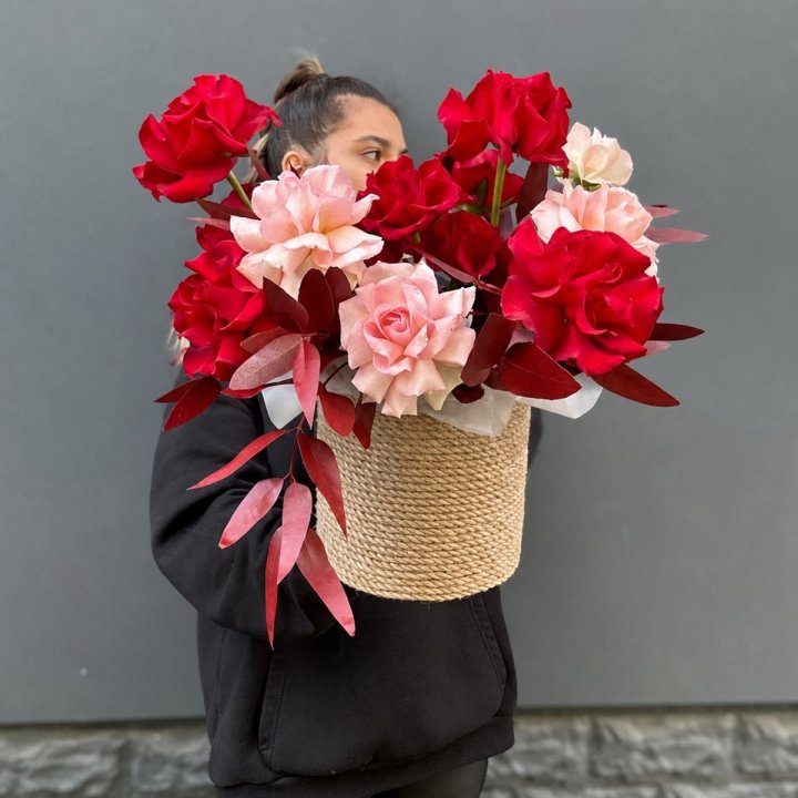 15 French Roses in a Jute Pot in Shanghai