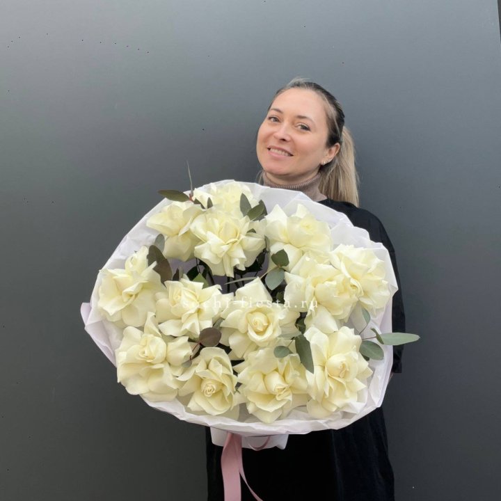 13 White French Roses Cloud in Shanghai