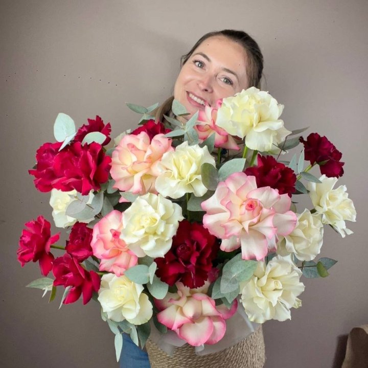 35 Mixed French Roses in Jute Box in Copenhagen