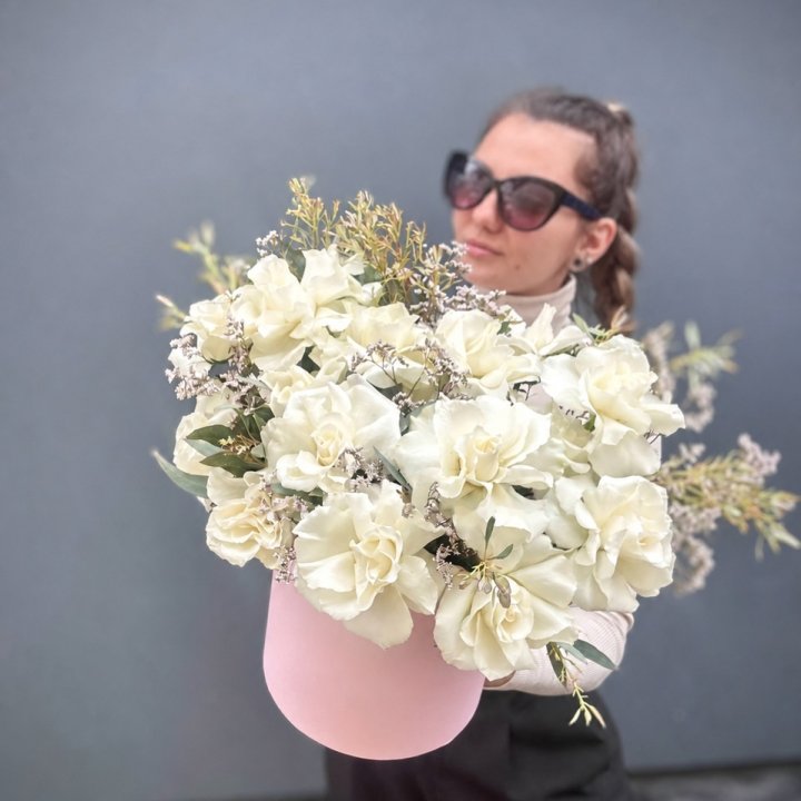17 White French Roses in Athena Box in Antwerp