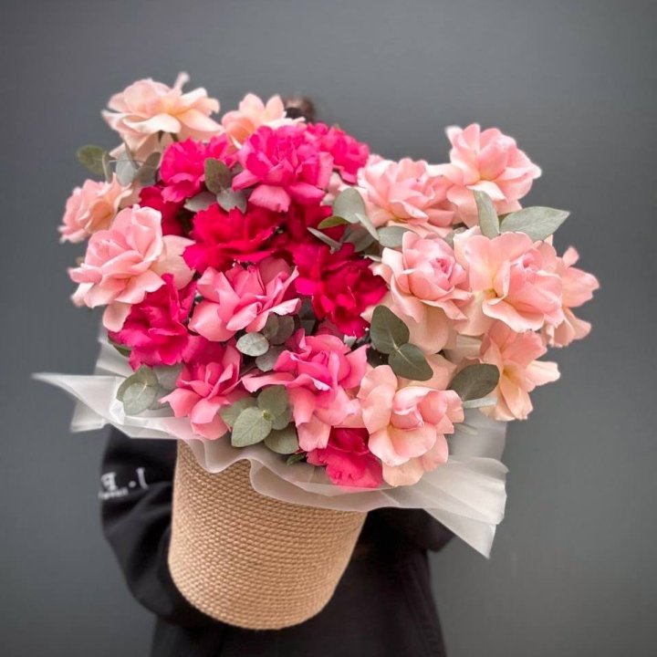 23 Mixed French Roses in a Box in Copenhagen
