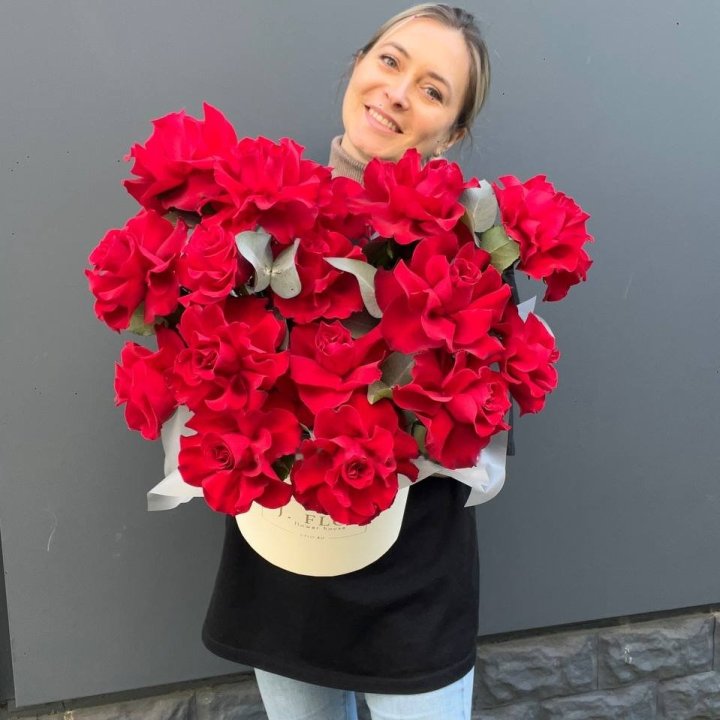 17 French Roses in a Box in Antwerp