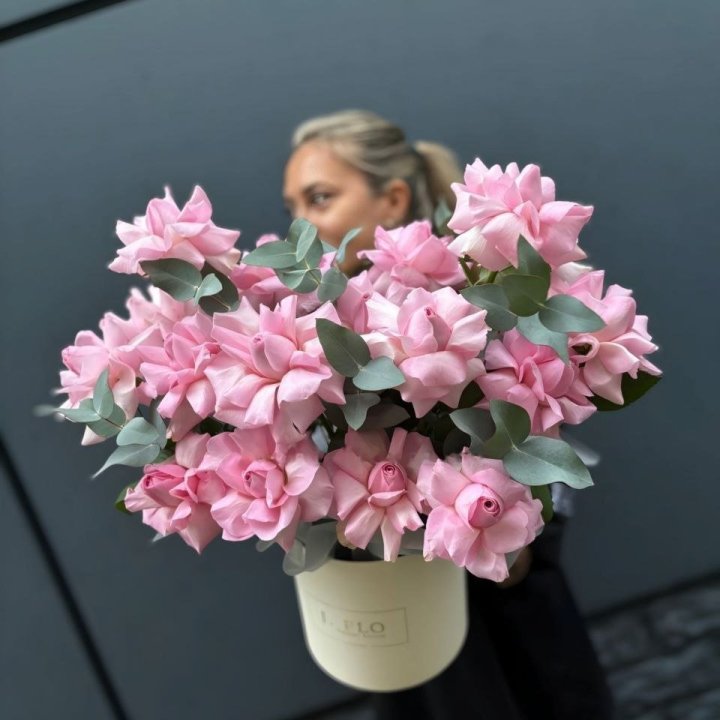17 Pink French Roses in a Box in Antwerp