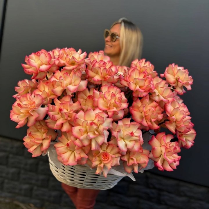 45 Jumilia French Roses in Basket in Fethiye