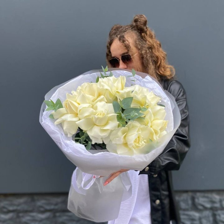 7 White French Roses in Geneva