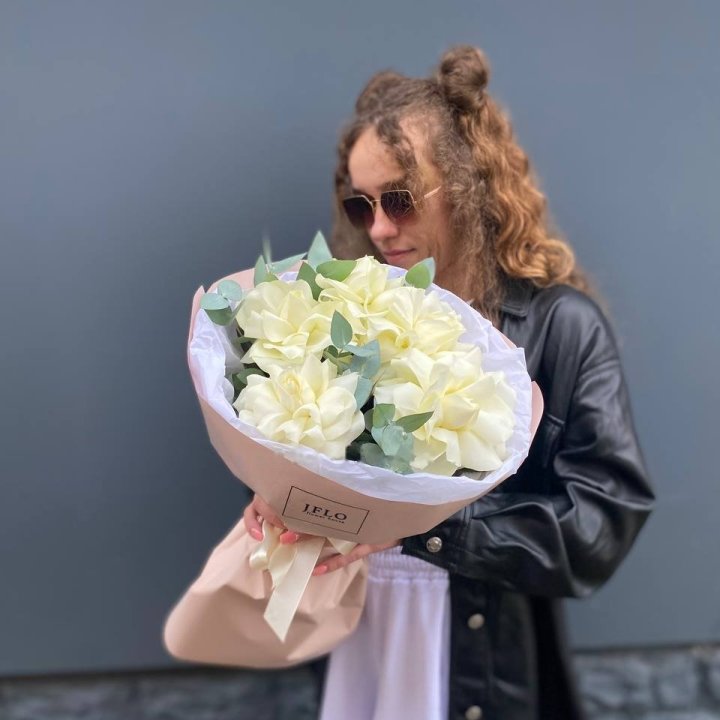 5 White French Roses in London
