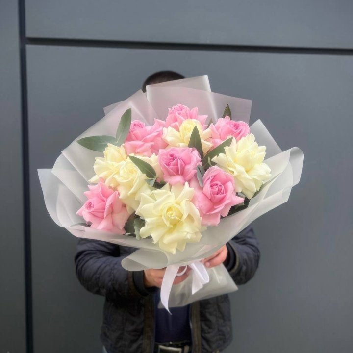 11 White and Pink Roses in Dubai