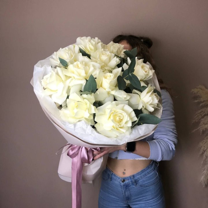11 White French Roses 