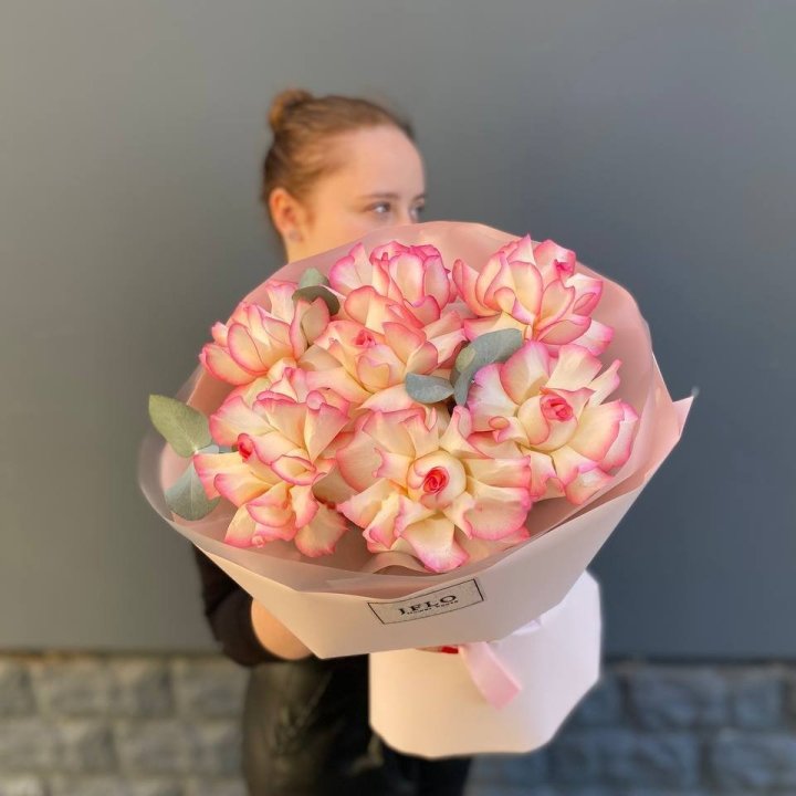 7 French Jumilia Roses in Dubai