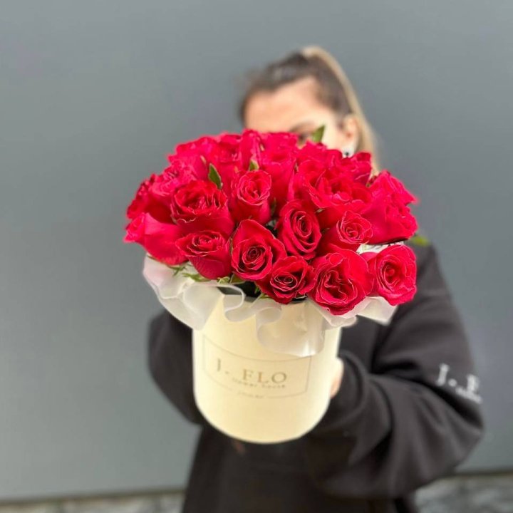 27 Kenyan Roses in a Box in Antwerp