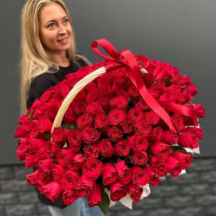 151 Red Roses in a Basket in Copenhagen