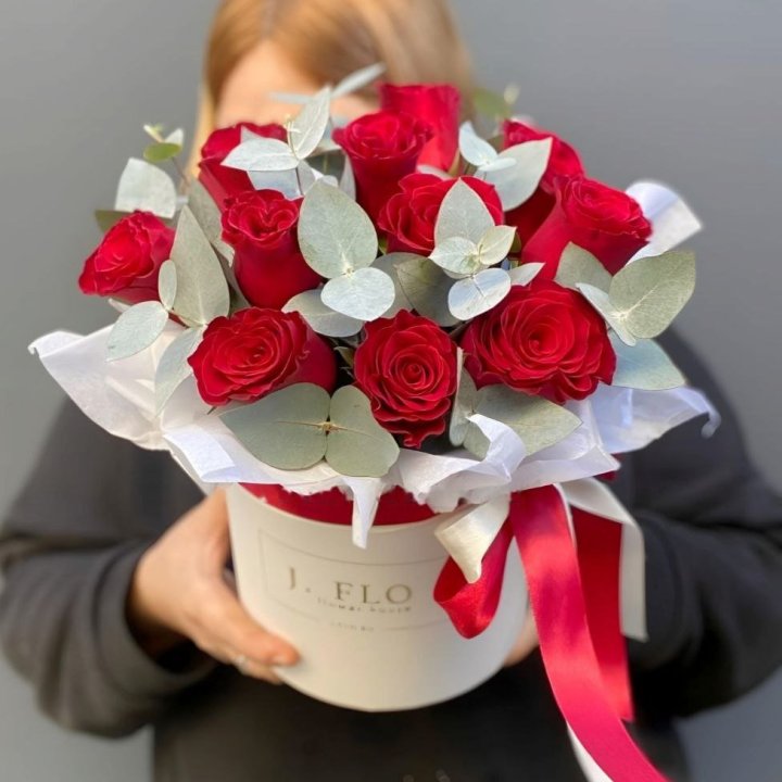 11 Roses in a Hat Box in Dubai