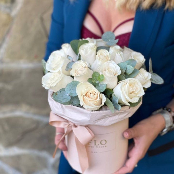 Cylinder of White Roses in Antwerp