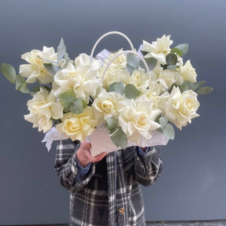 15 White Roses in a Purse in Dubai