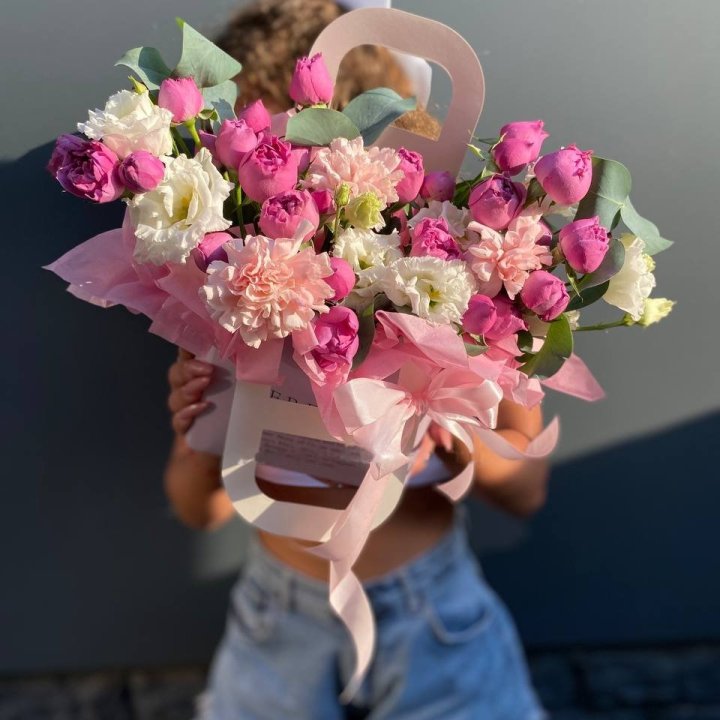 Bouquet Bag with Spray Roses and Dianthus in Dubai